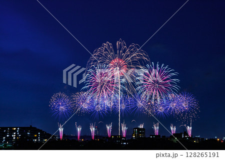 夜空に広がるスターマインと光の矢の花火 128265191