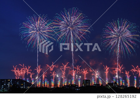 夜空に広がるスターマインと光の矢の花火 夜空に広がるスターマインと光の矢の花火 128265192