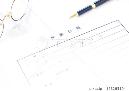1日の所定の作業を終えた後、作業場所や作業者、作業内容や進捗状況をお客様や会社に報告する「作業日報」 128265194