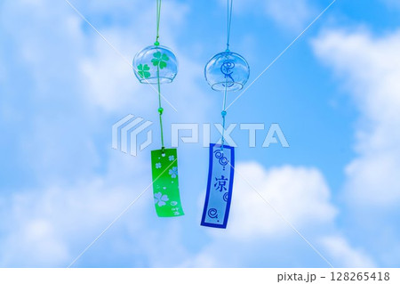 【夏素材】青空と風に揺れる風鈴【長野県】 128265418