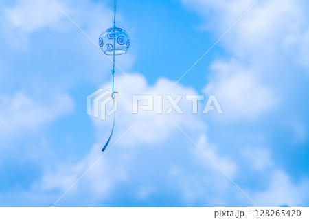 【夏素材】青空と風に揺れる風鈴【長野県】 128265420