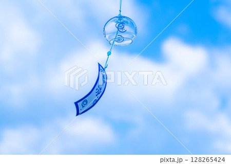 【夏素材】青空と風に揺れる風鈴【長野県】 128265424