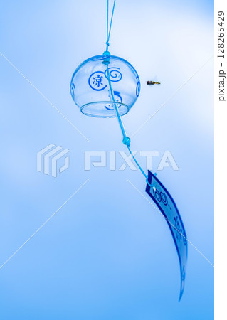 【夏素材】青空と風に揺れる風鈴【長野県】 128265429
