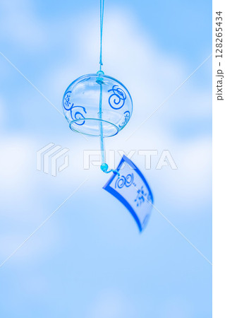 【夏素材】青空と風に揺れる風鈴【長野県】 【夏素材】青空と風に揺れる風鈴【長野県】 128265434