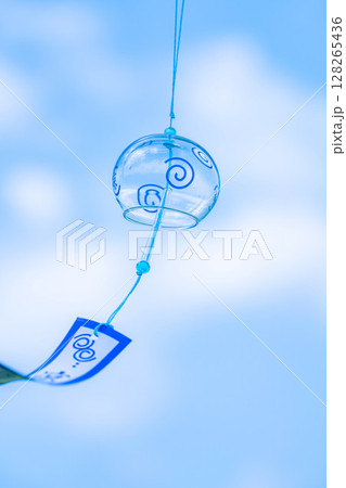 【夏素材】青空と風に揺れる風鈴【長野県】 128265436