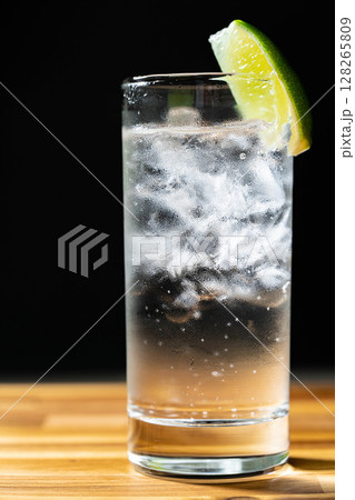 【カクテル素材】氷の入ったグラスに注がれた美味しそうなジントニック【ドリンク素材】 128265809