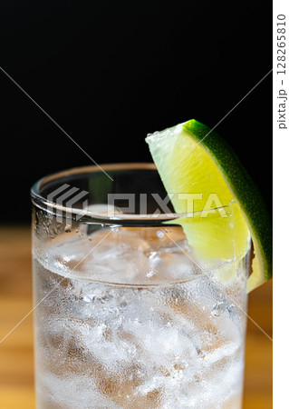 【カクテル素材】氷の入ったグラスに注がれた美味しそうなジントニック【ドリンク素材】 128265810