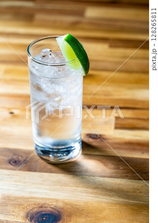 【カクテル素材】氷の入ったグラスに注がれた美味しそうなジントニック【ドリンク素材】 128265811