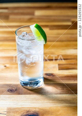 【カクテル素材】氷の入ったグラスに注がれた美味しそうなジントニック【ドリンク素材】 【カクテル素材】氷の入ったグラスに注がれた美味しそうなジントニック【ドリンク素材】 128265812
