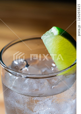 【カクテル素材】氷の入ったグラスに注がれた美味しそうなジントニック【ドリンク素材】 128265815