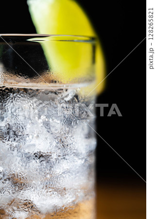 【カクテル素材】氷の入ったグラスに注がれた美味しそうなジントニック【ドリンク素材】 128265821