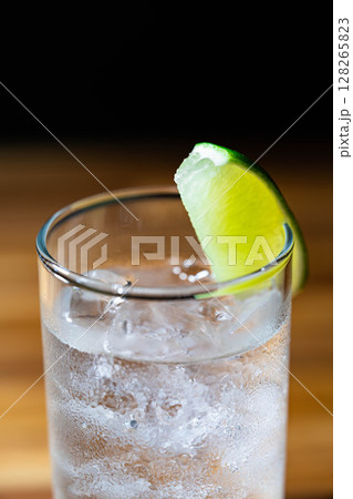【カクテル素材】氷の入ったグラスに注がれた美味しそうなジントニック【ドリンク素材】 128265823
