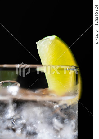 【カクテル素材】氷の入ったグラスに注がれた美味しそうなジントニック【ドリンク素材】 128265824