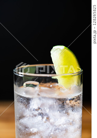 【カクテル素材】氷の入ったグラスに注がれた美味しそうなジントニック【ドリンク素材】 128265825