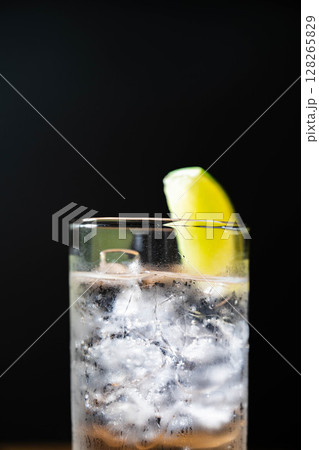 【カクテル素材】氷の入ったグラスに注がれた美味しそうなジントニック【ドリンク素材】 128265829