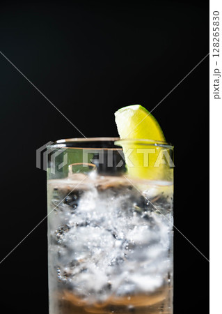 【カクテル素材】氷の入ったグラスに注がれた美味しそうなジントニック【ドリンク素材】 【カクテル素材】氷の入ったグラスに注がれた美味しそうなジントニック【ドリンク素材】 128265830