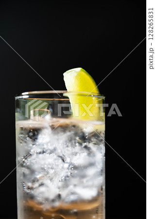 【カクテル素材】氷の入ったグラスに注がれた美味しそうなジントニック【ドリンク素材】 【カクテル素材】氷の入ったグラスに注がれた美味しそうなジントニック【ドリンク素材】 128265831