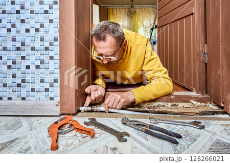 Fitting insert is pushed into end of multilayer pipe to prepare connection point for sealing with compression ring and securing with union nut. 128266021