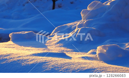朝日に光輝く雪面 128266083