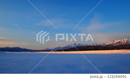 朝日に照らされる雪原と妙高山 朝日に照らされる雪原と妙高山 128266091