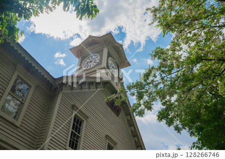 青空と緑と札幌時計台 128266746