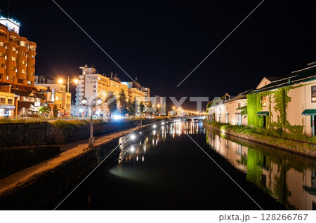 小樽運河の夜景 128266767