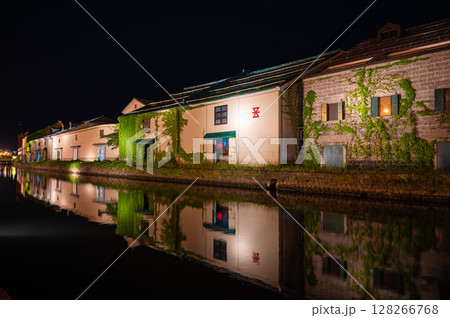 小樽運河の夜景 128266768