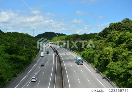 山間部を走る新東名高速道路 山間部を走る新東名高速道路 128266785