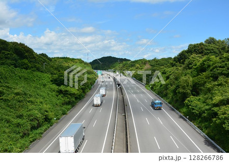 山間部を走る新東名高速道路 山間部を走る新東名高速道路 128266786