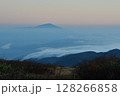 雲海に顔出す朝の鳥海山 128266858