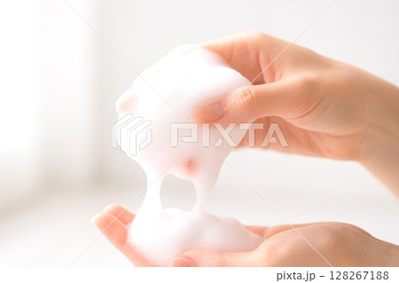 やさしい泡に包まれて 　 洗顔・スキンケア・清潔感の手元構図素材 128267188