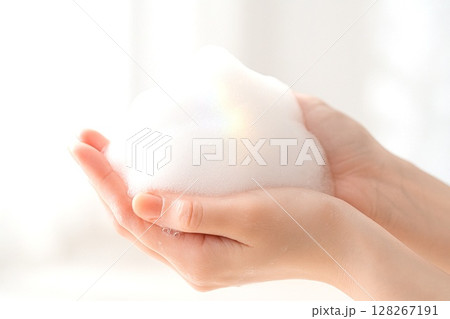 やさしい泡に包まれて 　 洗顔・スキンケア・清潔感の手元構図素材 128267191
