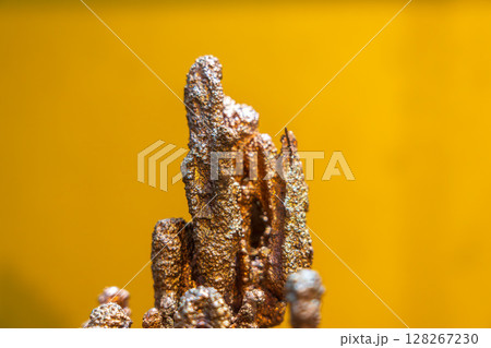 銅が溶けて塊になっている状態 128267230