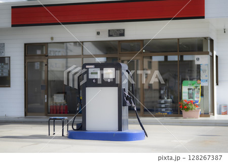 ガソリンスタンドにある給油機 ガソリンスタンドにある給油機 128267387