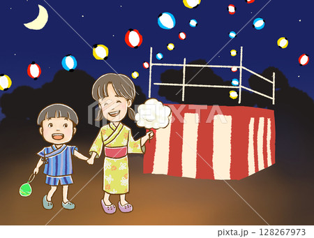 浴衣姿の子どもたちが盆踊りを楽しむ夏祭りの夜 128267973