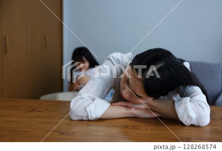 疲れたシングルマザーのイメージ 128268574