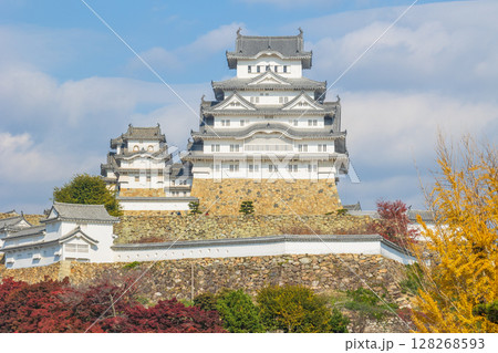 秋の兵庫県姫路市 世界遺産 国宝姫路城と紅葉 天守 秋の兵庫県姫路市 世界遺産 国宝姫路城と紅葉 天守 128268593