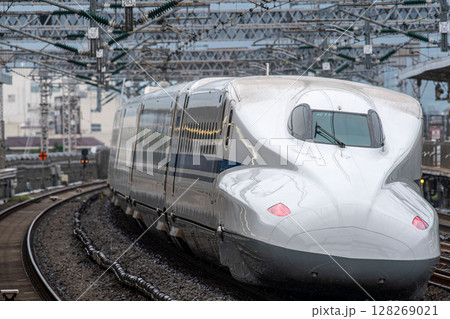ホームを通過して走り去る東海道山陽新幹線 128269021