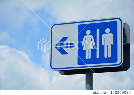 トイレの案内表示 128269080