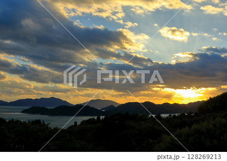 大芝島 (東広島市)から望む 秋の夕暮れ風景 128269213