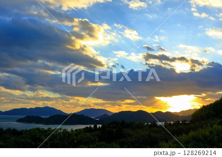 大芝島 (東広島市)から望む 秋の夕暮れ風景 大芝島 (東広島市)から望む 秋の夕暮れ風景 128269214