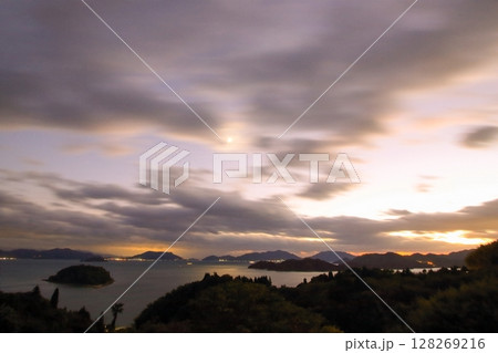 夕暮れ時の大芝島から とびしま海道方面を望む 夕暮れ時の大芝島から とびしま海道方面を望む 128269216