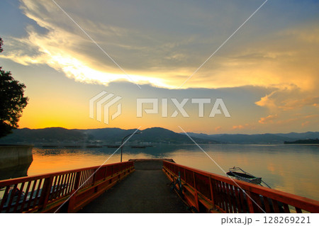 旅情感あふれる 夕暮れ時の小さな港 128269221