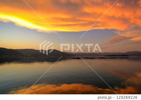 オレンジ色に染まる海と空 (大芝島にて) 128269226