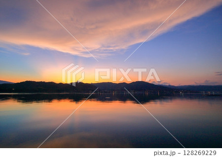 静寂感漂う 夕暮れ時の瀬戸内海風景 静寂感漂う 夕暮れ時の瀬戸内海風景 128269229