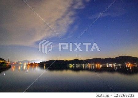 夜の大芝島から大芝大橋 野呂山方面を望む 128269232