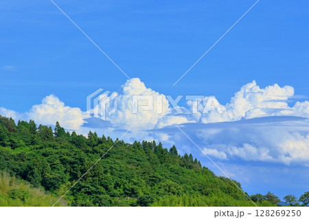湧き上がる夏雲 128269250