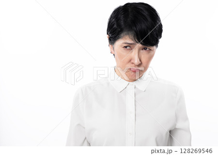 情けない表情の白いシャツを着た中年女性 情けない表情の白いシャツを着た中年女性 128269546