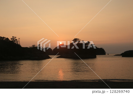 堂ヶ島の向こうに綺麗な夕陽 128269740