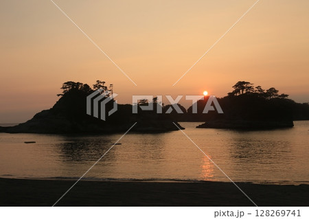 堂ヶ島の向こうに綺麗な夕陽 128269741
